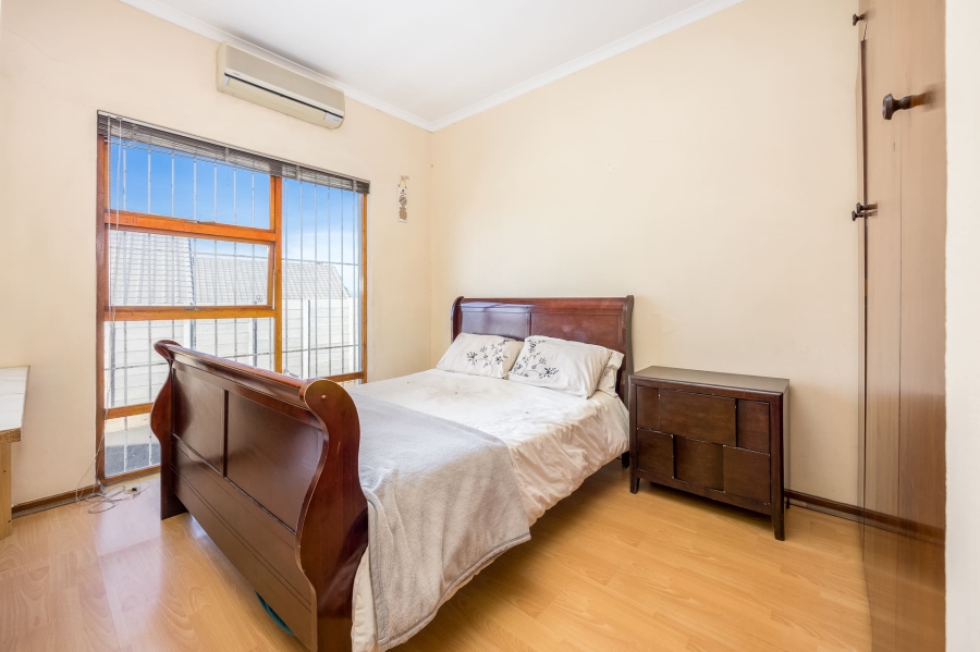 6 Bedroom Property for Sale in Vredekloof Western Cape